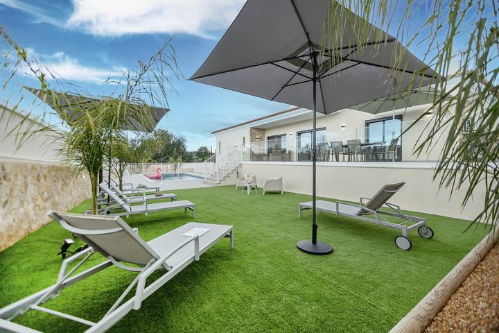 Location de vacances pour 8 personnes, avec terrasse et jardin dans Pata De Cima
