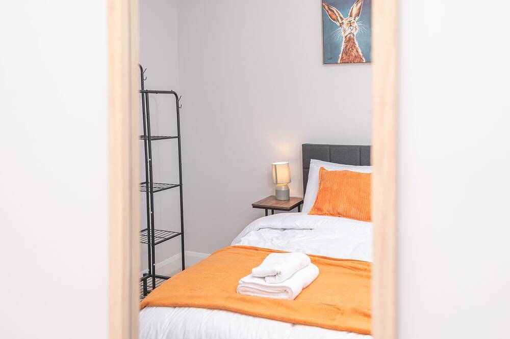 Large Comfy 4Br House | Sleeps 9 | Driveway Park | Games in Huddersfield, West Yorkshire