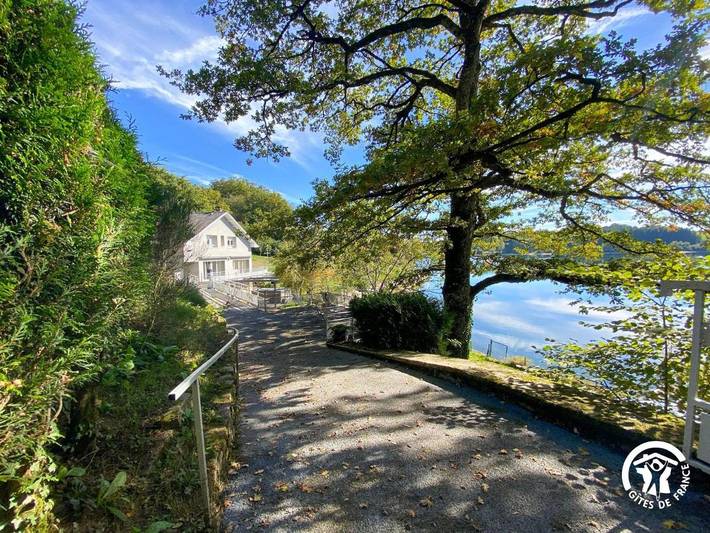 Location de vacances pour 2 personnes, avec vue et vue sur le lac ainsi que terrasse et jardin à Arvieu