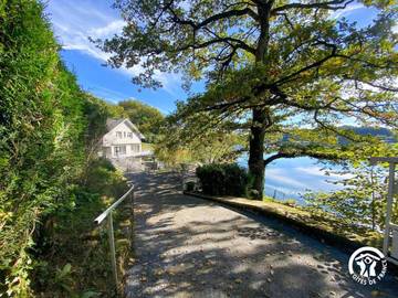 Gîte pour 2 personnes, avec terrasse et vue sur le lac ainsi que vue et jardin dans Lac de Pareloup