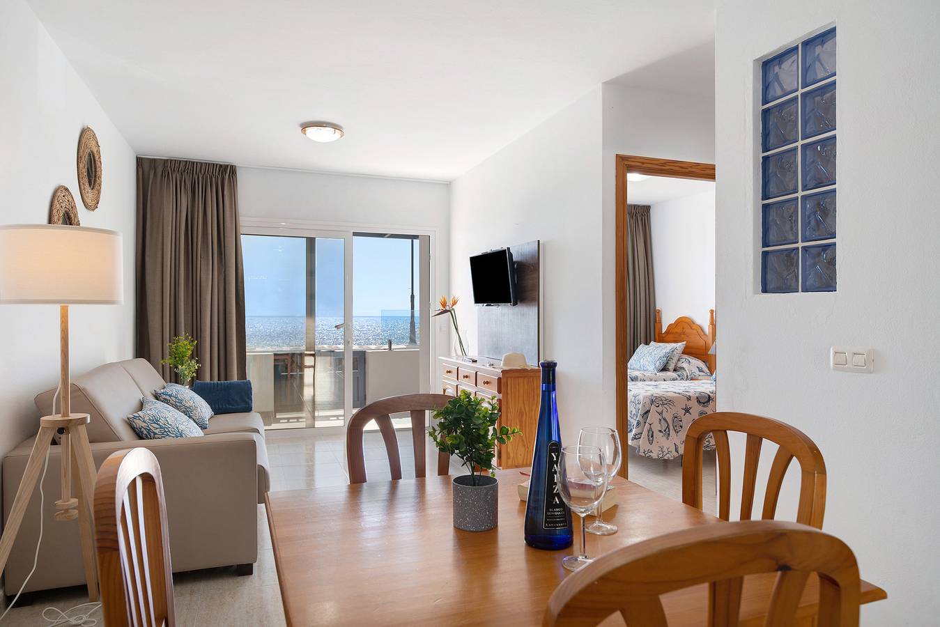 Apartamento entero, Apartamento vacacional "Callao Beach 2" con vistas al mar, terraza y Wi-Fi in Haría, Lanzarote