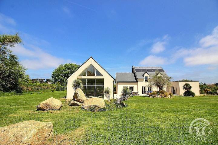 Gîte pour 8 personnes, avec jardin ainsi que terrasse et piscine, animaux acceptés à Plougrescant - 2