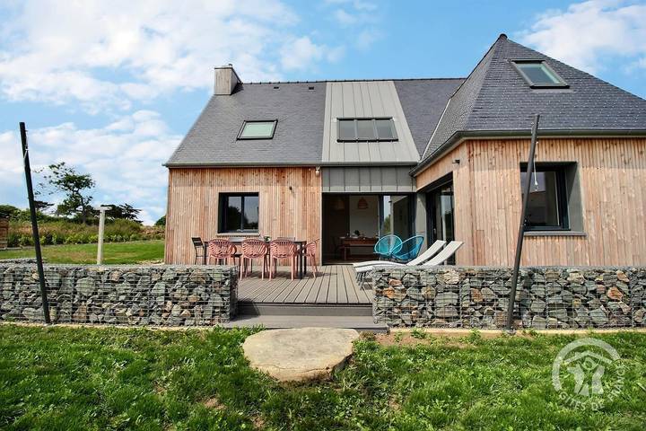 Gîte pour 8 personnes, avec jardin et terrasse à Plougrescant - 4