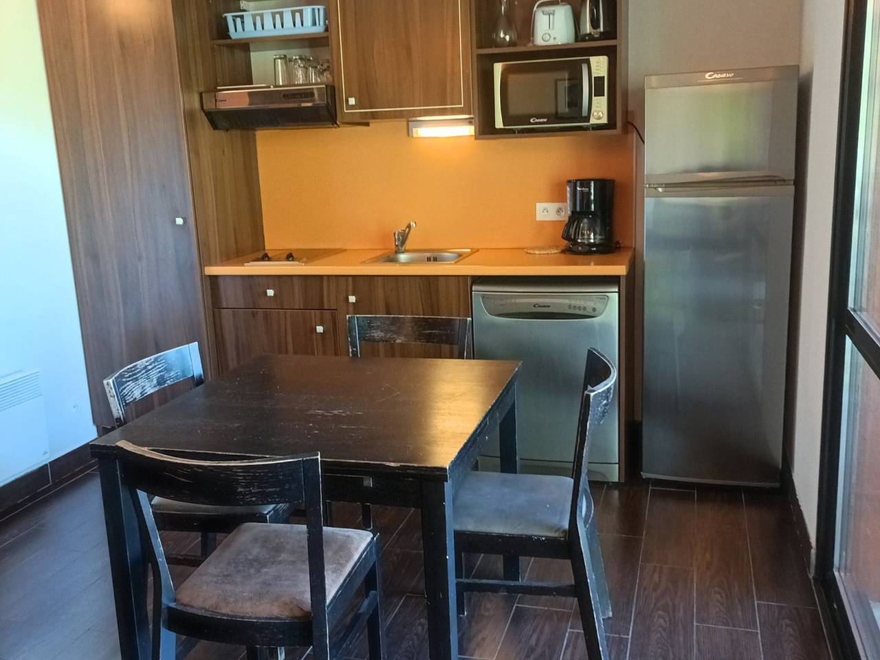 Gehele studio, Charming Studio in Jausiers with Terrace, Pool Access, and Parking in Jausiers, Nationaal park Mercantour