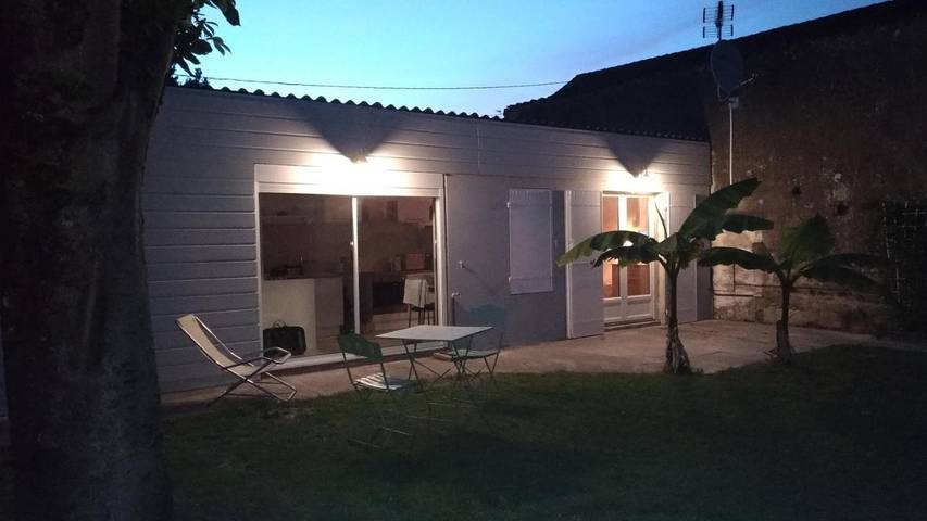 Location de vacances pour 2 personnes, avec vue et jardin à Saint-Fort-sur-Gironde