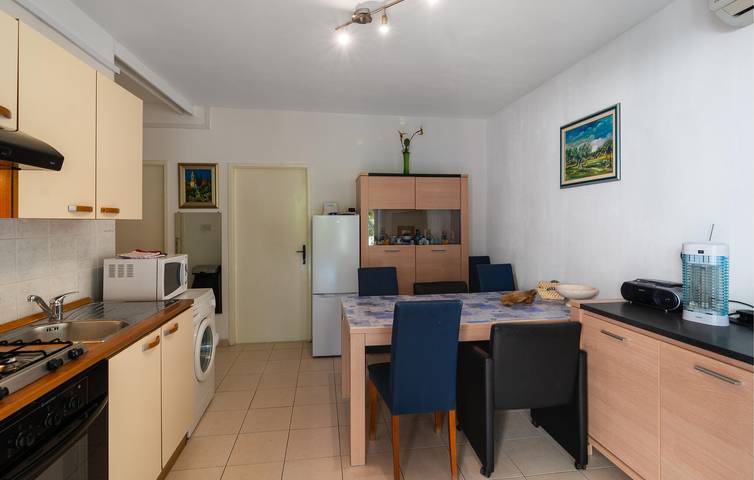Appartement de vacances entier, Charmant appartement avec terrasse, Wi-Fi et accès à la plage à 2 km in Supetar, Brac