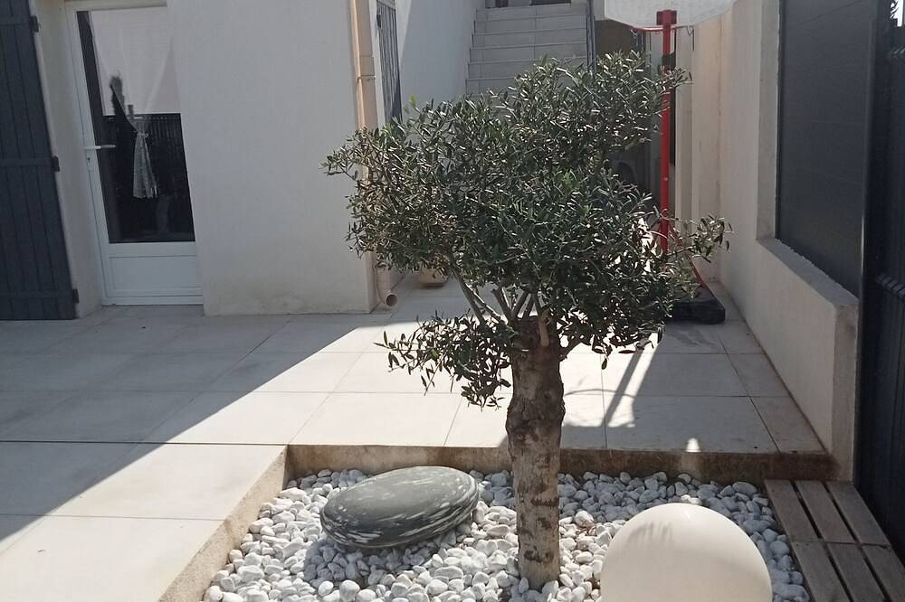 Entire apartment, Les Lauriers Roses in Fontvieille, Arles region