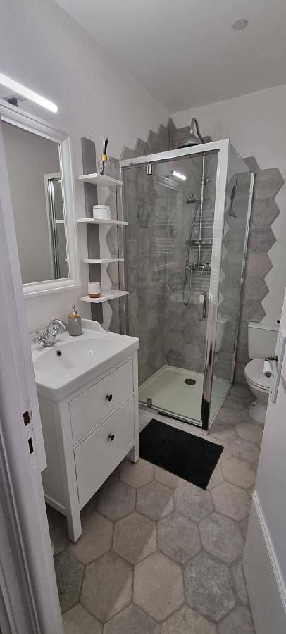 Gîte pour 2 personnes, avec jardin, animaux acceptés à Javerlhac-et-la-Chapelle-Saint-Robert - 2