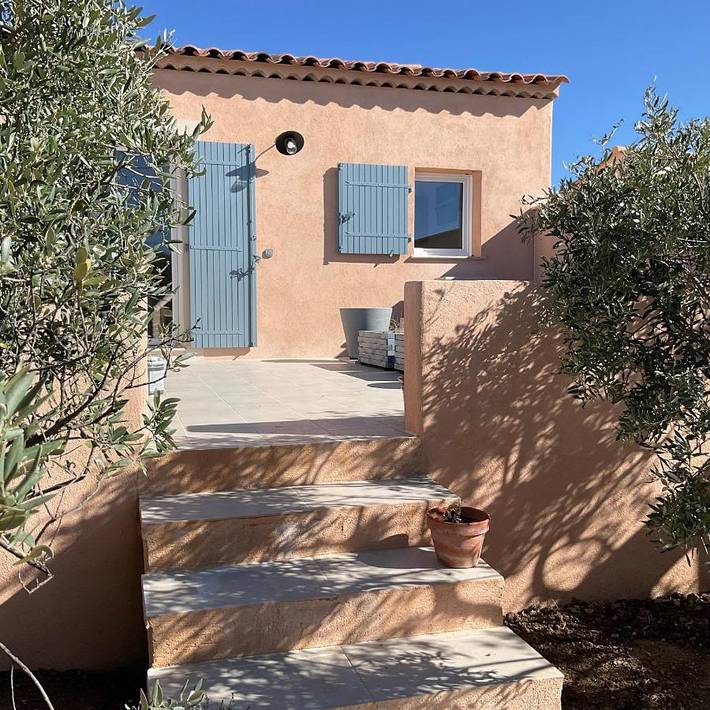 Appartement de vacances pour 2 personnes, avec terrasse et piscine ainsi que jardin et vue