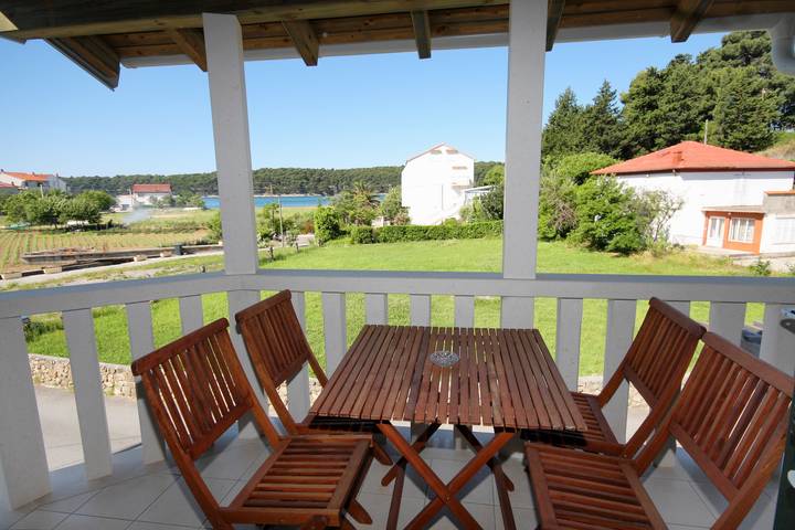 Ganze Wohnung, 1-Zimmer-Ferienwohnung mit Terrasse und Meerblick Palit, Rab A-3210-d in Palit, Rab