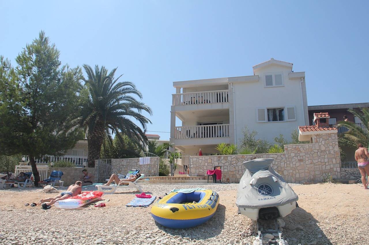 Ganze Wohnung, 2-Zimmer-Ferienwohnung am Strand Arbanija, Ciovo A-14825-c in Ciovo