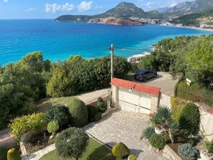 Ferienhaus für 9 Personen, mit Pool und Ausblick sowie Garten und Balkon in Montenegro