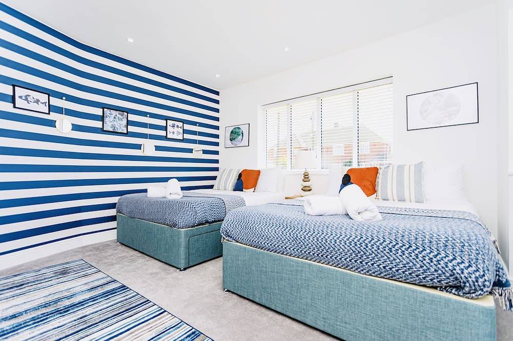 Sea salt Chalet- luxury sleeps 10 + playroom in Barton on Sea, Hampshire