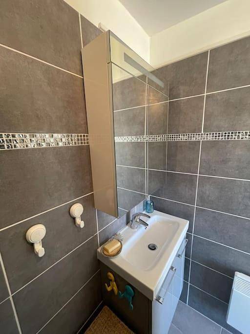 Gîte pour 2 personnes, avec vue et terrasse dans Plage De L Anse De L Arene - 4