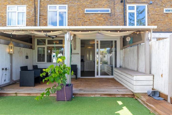 Apartment for 12 people, with garden and view in Basildon