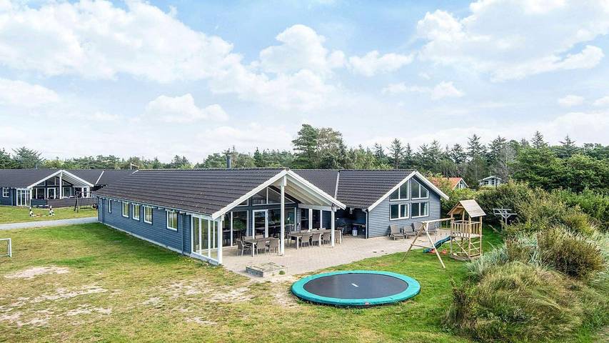 Ferienhaus für 19 Personen, mit Sauna und Terrasse sowie Pool und Whirlpool in Tirpitz Museum (Oksby)