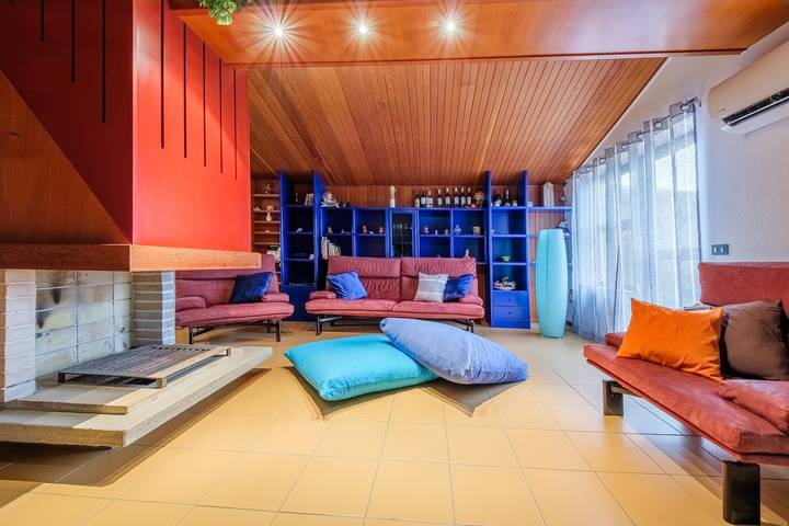Entire apartment, Holiday Home 'Appartamento Smeralda' with Private Terrace, Wi-Fi and Air Conditioning in Pace del Mela, Messina Province