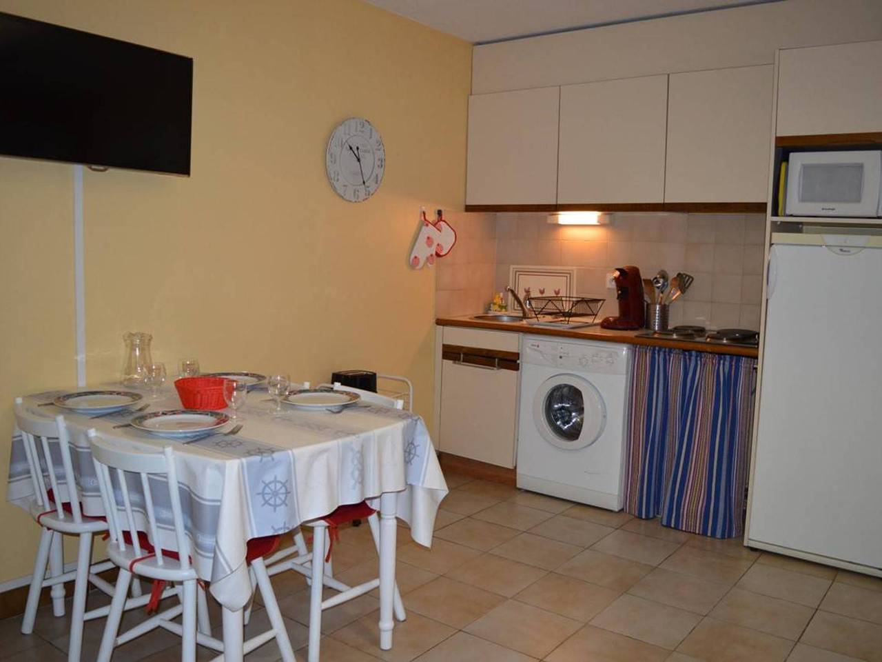 Appartement entier, Studio cabine 4 pers, proche plage, vue rue et montagne in Côte Vermeille, Banyuls-sur-Mer