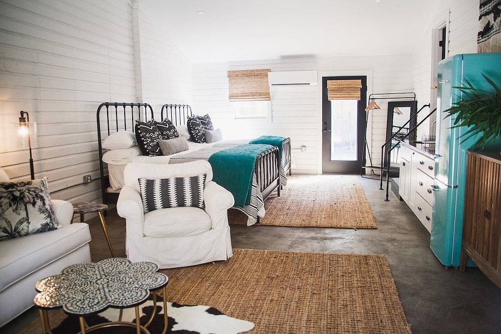 Heart of the Ssi studio cottage, fresh design, Walk to shops/dinner/lighthouse in St. Simons Island, Glynn County