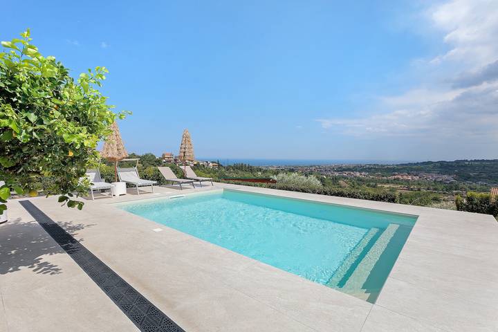 Villa per 4 persone, con Balcone e Idromassaggio nonché Giardino