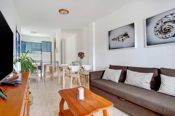 Ganze Wohnung, Geräumiges Haus "Casa el Pueblo" mit WLAN und Balkon; Parkplätze vorhanden, Haustiere erlaubt in Famara Beach, Teguise