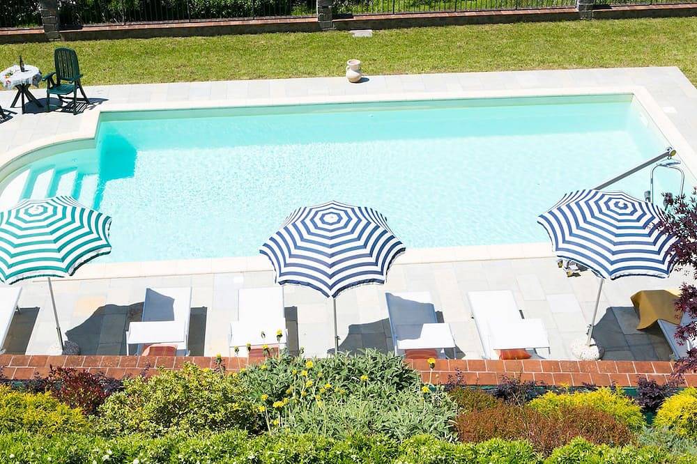 Spacious 5 bedroom villa with private pool, full wheelchair access with lift in Castiglione di Garfagnana, Garfagnana