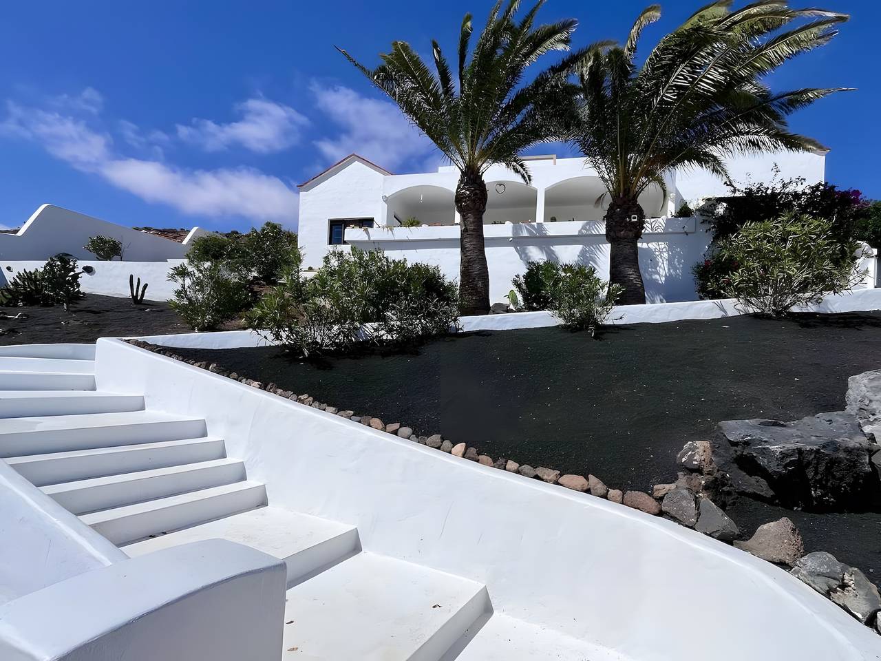 Villa vacacional 'Haley's - Lujo en Lanzarote' con vistas a la montaña, terraza privada y Wi-Fi in Nazaret, Teguise
