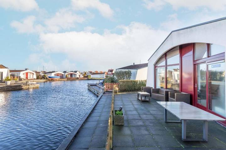 Ferienhaus für 6 Personen, mit Balkon und Terrasse sowie Garten und Seeblick in Lemmer