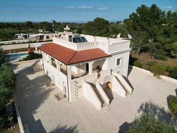 Cottage pour 7 personnes, avec piscine ainsi que vue et jardin à Carovigno