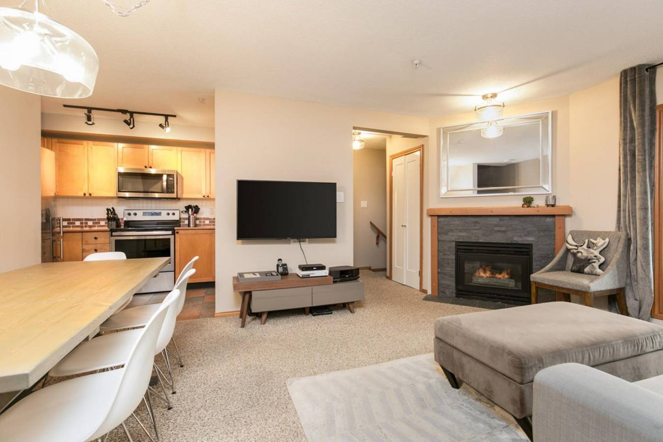 Geheel appartement, 2Br Townhome with private hot tub and pool. Gr 90 in Whistler, Whistler Blackcomb