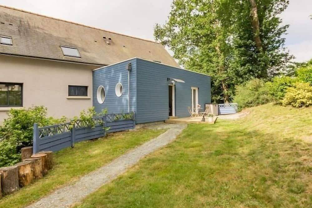 Évasion Marine : Studio avec Jardin Privé, Terrasse et Accès Direct au Canal de Nantes à Brest in Plessé, Région de Châteaubriant