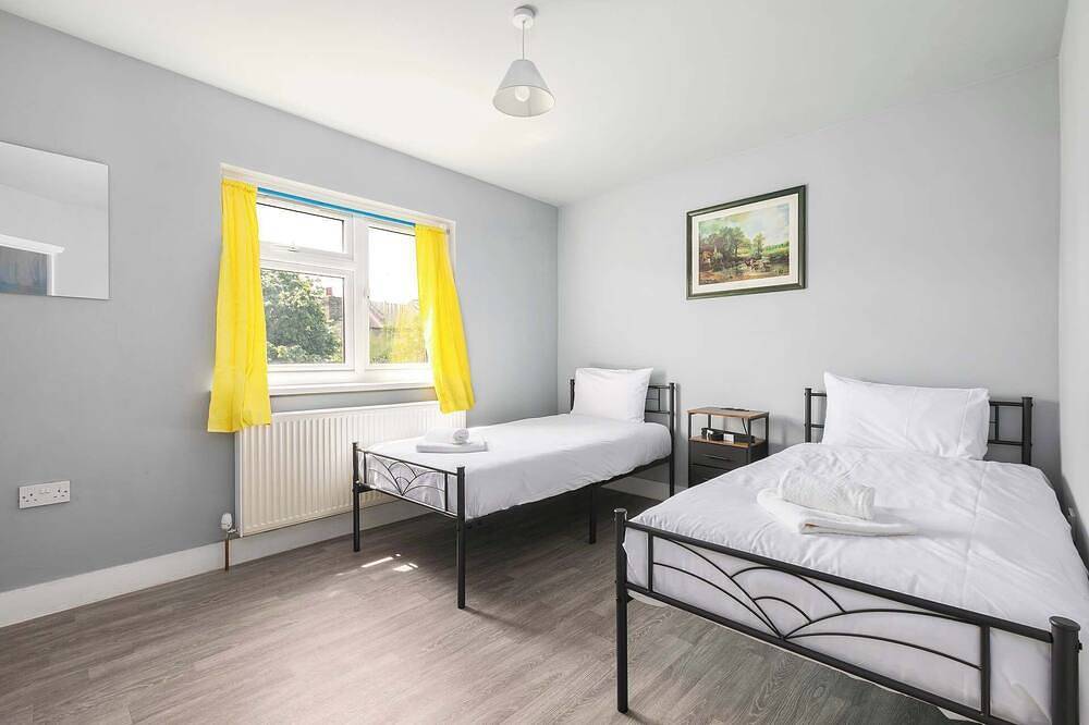 Spacious 3-Bed (Sleeps 7) Home with Garden in London, Südostengland