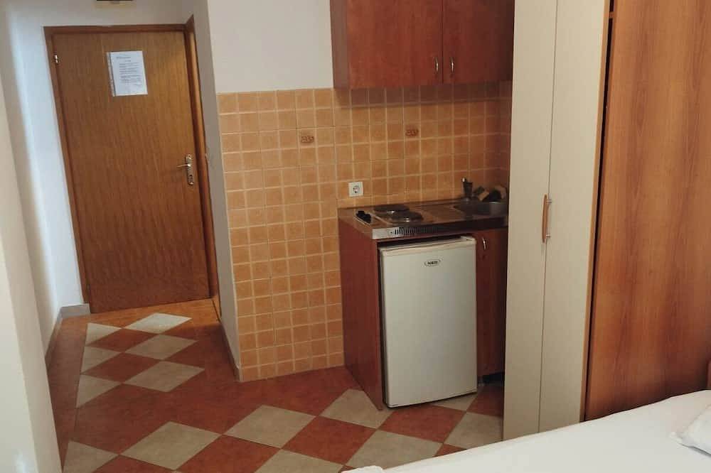 Appartement entier, Dvokrevetni apartman sa kuhinjom i parkingom u dvoristu kuce, idealan za par. in Budva, Municipalité de Budva