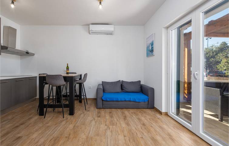 Ganze Ferienwohnung, Gemütliches Apartment mit Meerblick, WLAN, Küche und Parkplatz – 100 m vom Strand entfernt in Plaža Morovička, Općina Sveti Filip i Jakov