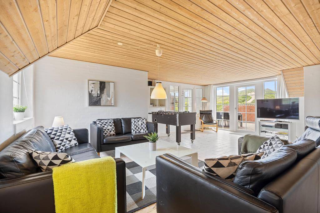 Traumhafte Lage, strandnahes Ferienhaus mit Pool in Årgab in Årgab, Holmsland Klit