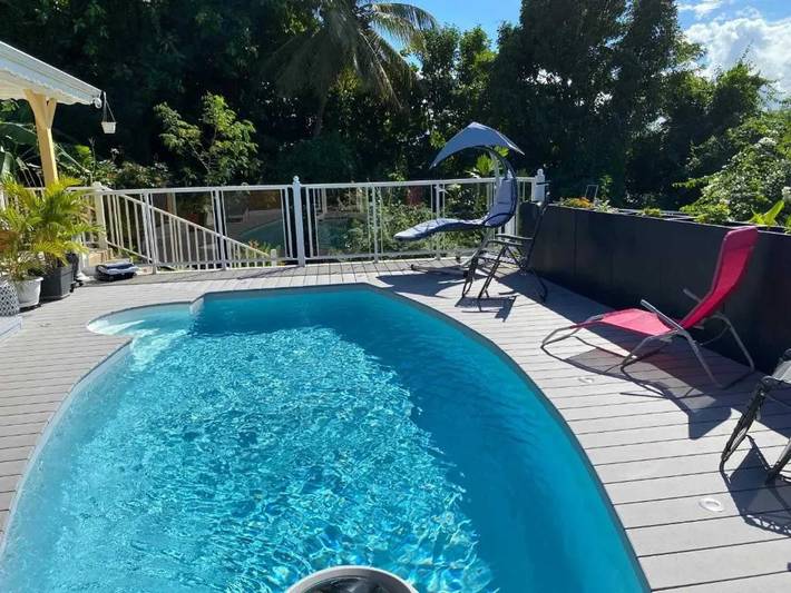 Location de vacances pour 2 personnes, avec piscine ainsi que jardin et terrasse à Petit-Canal