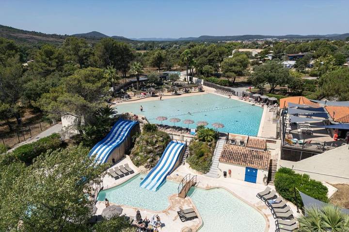 Camping pour 4 personnes, avec piscine et jardin, animaux acceptés