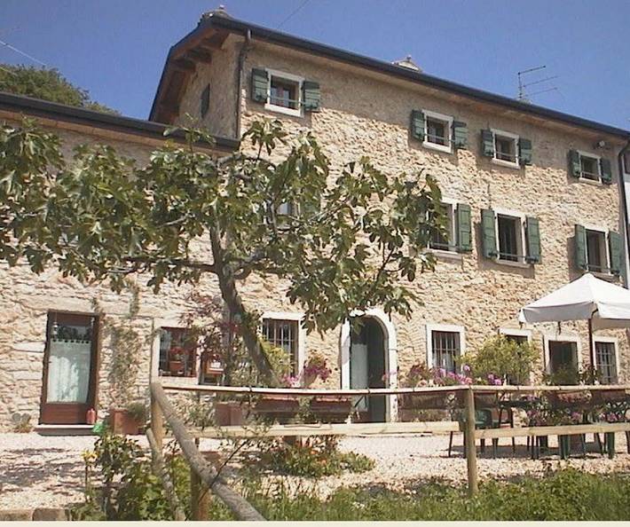 B&b voor 4 personen, with Terras and Tuin as well as Zwembad and Uitzicht op het meer in Caprino Veronese