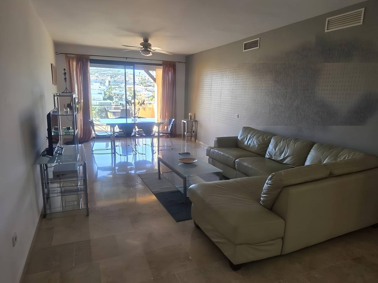 Apartamento entero, Apartamento 'Paraíso' con vistas a la montaña, Wi-Fi y aire acondicionado in Estepona, Costa del Sol