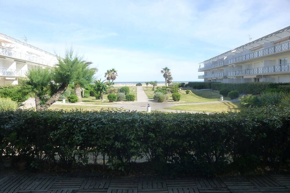 Appartement entier, App Rdc, front de mer, ensoleillé, jardinet bel espace in Frontignan, Côte méditerranéenne (France)