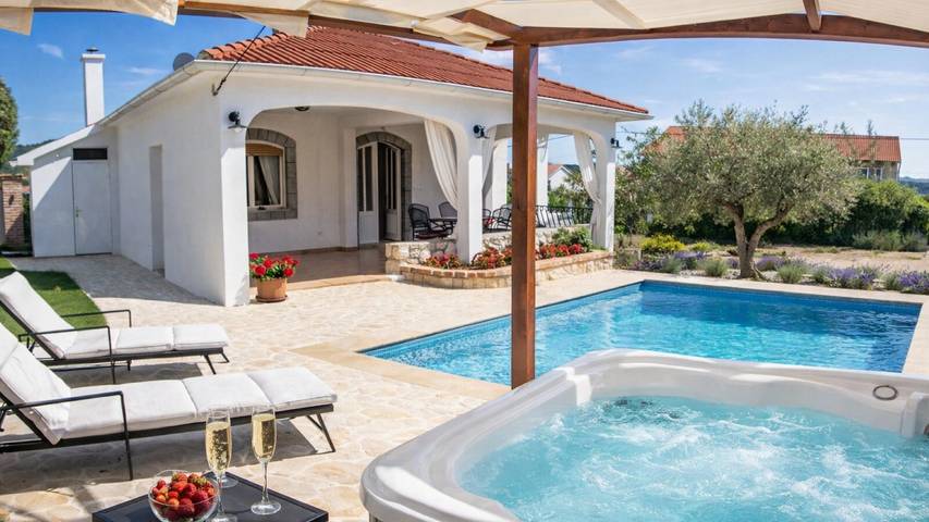 Villa pour 8 personnes, avec jardin ainsi que terrasse et jacuzzi dans Rab