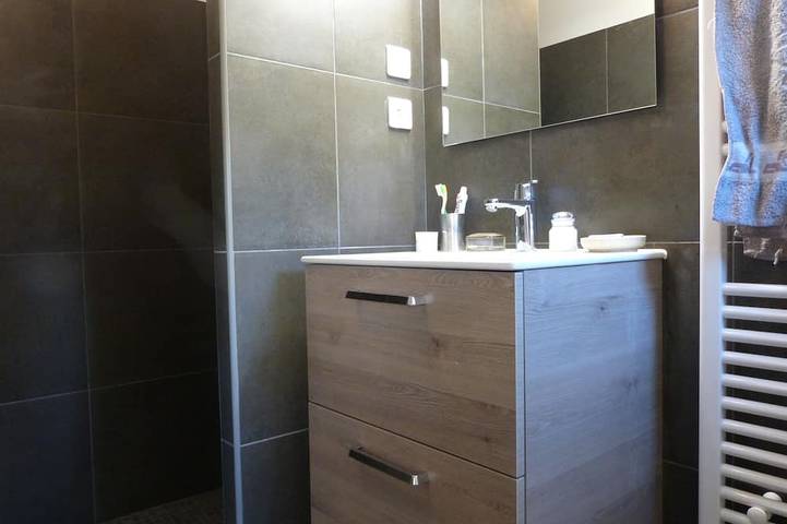 Appartement entier, Près de Cassis, petite maison dans une bastide provençale,piscine, grand jardin. in Roquevaire, Côte méditerranéenne (France)