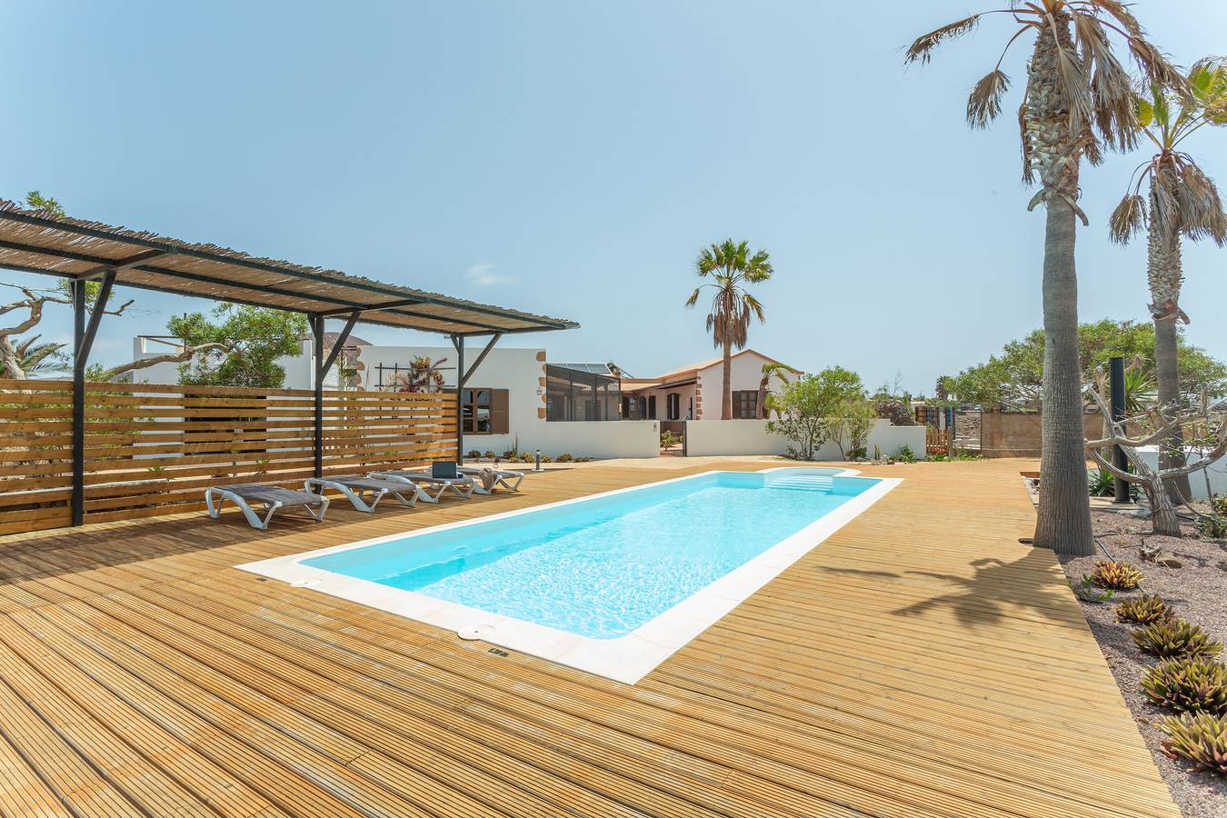 Apartamento entero, Vacaciones 'Dragón Y Suerte Lajares Pool' con vistas a la montaña, piscina compartida y Wi-Fi in Lajares, La Oliva