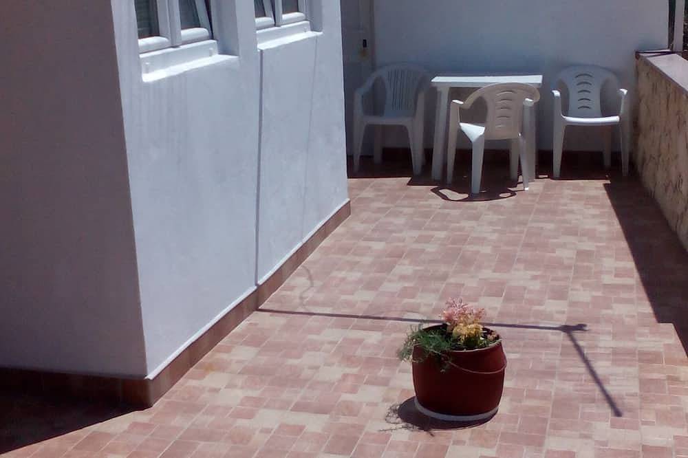 Ganze Wohnung, 1-Zimmer-Ferienwohnung mit Terrasse und Meerblick Metajna (Pag in Metajna, Pag