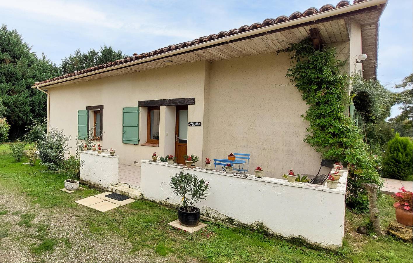 Appartement confortable avec Wi-Fi, piscine, parking et jardin in Mauléon-d'Armagnac, Gers