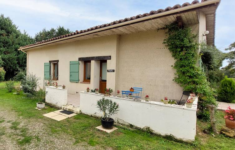 Gemütliches Wi-Fi-Apartment mit Pool, Parkplatz und Garten in Mauléon-d'Armagnac, Gers