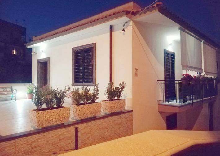 Chambre d’hôte pour 3 personnes, avec Balcon ainsi que Terrasse et Jardin à Trecase
