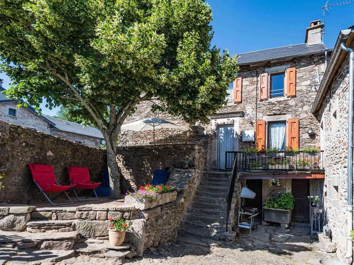 Location de vacances pour 6 personnes, avec terrasse, animaux acceptés à Castelnau-Pégayrols