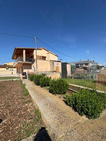 Four-Bedroom House in Navata, Oberampurien
