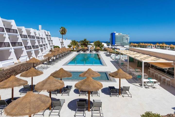 Hôtel pour 4 personnes, avec bassin pour enfant ainsi que piscine et jardin